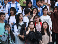 [ẢNH] CĐV nữ khóc 'cạn nước mắt' khi nhìn THPT Xuân Mai dừng bước