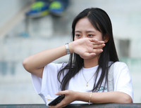 [ẢNH] CĐV nữ khóc 'cạn nước mắt' khi nhìn THPT Xuân Mai dừng bước