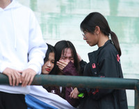 [ẢNH] CĐV nữ khóc 'cạn nước mắt' khi nhìn THPT Xuân Mai dừng bước