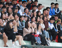 [ẢNH] CĐV nữ khóc 'cạn nước mắt' khi nhìn THPT Xuân Mai dừng bước