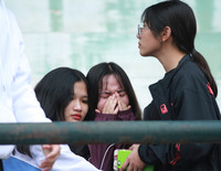 [ẢNH] CĐV nữ khóc 'cạn nước mắt' khi nhìn THPT Xuân Mai dừng bước