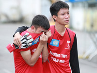 [ẢNH] CĐV nữ khóc 'cạn nước mắt' khi nhìn THPT Xuân Mai dừng bước