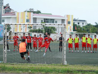 [ẢNH] CĐV nữ khóc 'cạn nước mắt' khi nhìn THPT Xuân Mai dừng bước