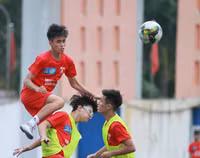 [ẢNH] Thủ môn cản 3 quả pen, THPT Lê Văn Thiêm nghẹt thở vào bán kết