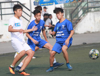 [ẢNH] Hai lần để THPT Chuyên Ngoại ngữ chọc thủng lưới, thủ môn trường Vân Tảo ôm mặt khóc