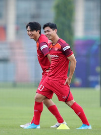 [ẢNH] Tạm thoát nỗi buồn ở Bỉ, Công Phượng vui vẻ tập cùng ĐT Việt Nam