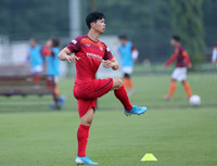 [ẢNH] Tạm thoát nỗi buồn ở Bỉ, Công Phượng vui vẻ tập cùng ĐT Việt Nam