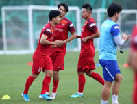 [ẢNH] Tạm thoát nỗi buồn ở Bỉ, Công Phượng vui vẻ tập cùng ĐT Việt Nam