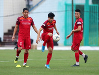 [ẢNH] Tạm thoát nỗi buồn ở Bỉ, Công Phượng vui vẻ tập cùng ĐT Việt Nam