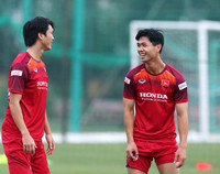 [ẢNH] Tạm thoát nỗi buồn ở Bỉ, Công Phượng vui vẻ tập cùng ĐT Việt Nam