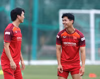 [ẢNH] Tạm thoát nỗi buồn ở Bỉ, Công Phượng vui vẻ tập cùng ĐT Việt Nam
