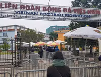 [ẢNH] Nhiều CĐV hớn hở nhận vé xem chung kết lượt về AFF Cup 2018