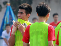 [ẢNH] Nữ CĐV lau nước mắt, an ủi cầu thủ Thạch Bàn sau thất bại