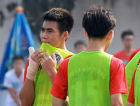 [ẢNH] Nữ CĐV lau nước mắt, an ủi cầu thủ Thạch Bàn sau thất bại