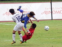 [ẢNH] Ngay cả Tấn Trường, Phí Minh Long cũng không tệ hại như Karius của Liverpool