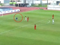 [ẢNH] Ngay cả Tấn Trường, Phí Minh Long cũng không tệ hại như Karius của Liverpool