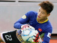 [ẢNH] Ngay cả Tấn Trường, Phí Minh Long cũng không tệ hại như Karius của Liverpool