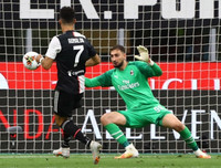 [ẢNH] Ronaldo lu mờ và gục ngã trước Ibrahimovic