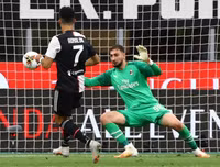 [ẢNH] Ronaldo lu mờ và gục ngã trước Ibrahimovic