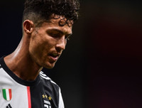 [ẢNH] Ronaldo lu mờ và gục ngã trước Ibrahimovic