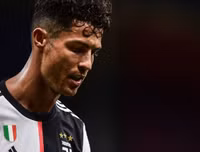 [ẢNH] Ronaldo lu mờ và gục ngã trước Ibrahimovic