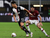 [ẢNH] Ronaldo lu mờ và gục ngã trước Ibrahimovic