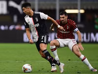 [ẢNH] Ronaldo lu mờ và gục ngã trước Ibrahimovic