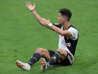 [ẢNH] Ronaldo lu mờ và gục ngã trước Ibrahimovic