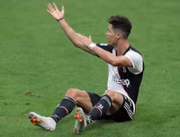 [ẢNH] Ronaldo lu mờ và gục ngã trước Ibrahimovic