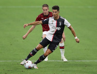 [ẢNH] Ronaldo lu mờ và gục ngã trước Ibrahimovic