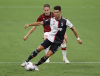 [ẢNH] Ronaldo lu mờ và gục ngã trước Ibrahimovic