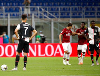 [ẢNH] Ronaldo lu mờ và gục ngã trước Ibrahimovic