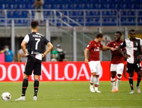 [ẢNH] Ronaldo lu mờ và gục ngã trước Ibrahimovic