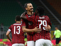 [ẢNH] Ronaldo lu mờ và gục ngã trước Ibrahimovic