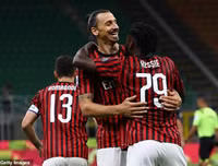 [ẢNH] Ronaldo lu mờ và gục ngã trước Ibrahimovic