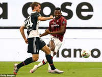 [ẢNH] Ronaldo lu mờ và gục ngã trước Ibrahimovic