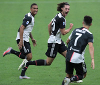 [ẢNH] Ronaldo lu mờ và gục ngã trước Ibrahimovic