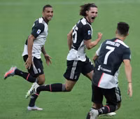 [ẢNH] Ronaldo lu mờ và gục ngã trước Ibrahimovic