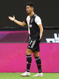 [ẢNH] Ronaldo lu mờ và gục ngã trước Ibrahimovic