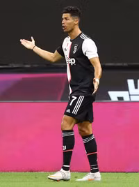 [ẢNH] Ronaldo lu mờ và gục ngã trước Ibrahimovic