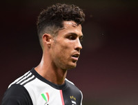 [ẢNH] Ronaldo lu mờ và gục ngã trước Ibrahimovic