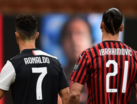 [ẢNH] Ronaldo lu mờ và gục ngã trước Ibrahimovic