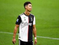 [ẢNH] Ronaldo lu mờ và gục ngã trước Ibrahimovic