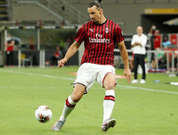 [ẢNH] Ronaldo lu mờ và gục ngã trước Ibrahimovic