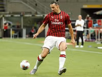 [ẢNH] Ronaldo lu mờ và gục ngã trước Ibrahimovic