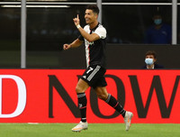 [ẢNH] Ronaldo lu mờ và gục ngã trước Ibrahimovic