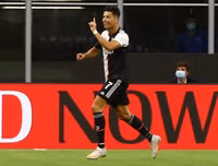 [ẢNH] Ronaldo lu mờ và gục ngã trước Ibrahimovic