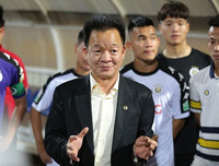 [ẢNH] Fan nữ xinh như mộng đến sân xem Xuân Trường, Quang Hải trổ tài