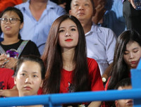 [ẢNH] Fan nữ xinh như mộng đến sân xem Xuân Trường, Quang Hải trổ tài