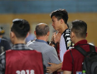 [ẢNH] Fan nữ xinh như mộng đến sân xem Xuân Trường, Quang Hải trổ tài